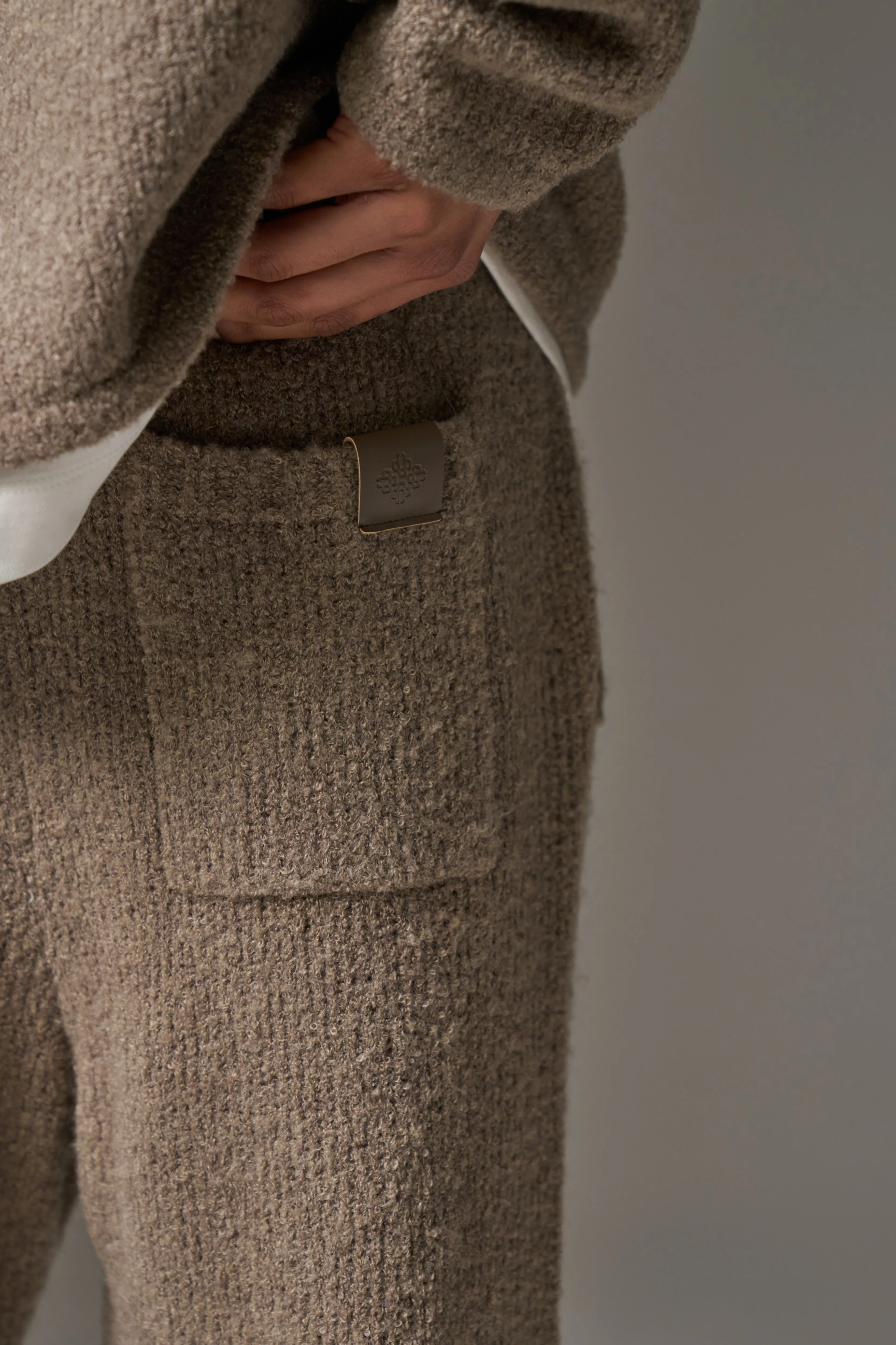 BOUCLE KNIT PANTS - BROWN