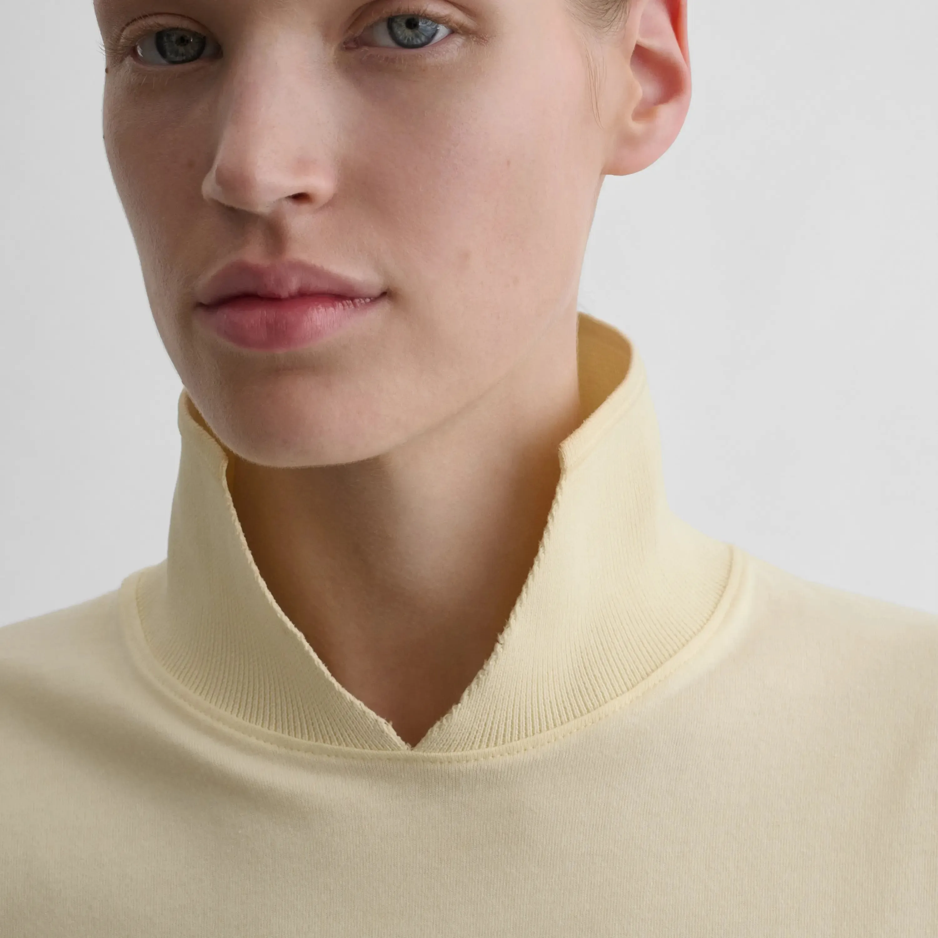 CUT COLLAR T-SHIRT | cream cotton