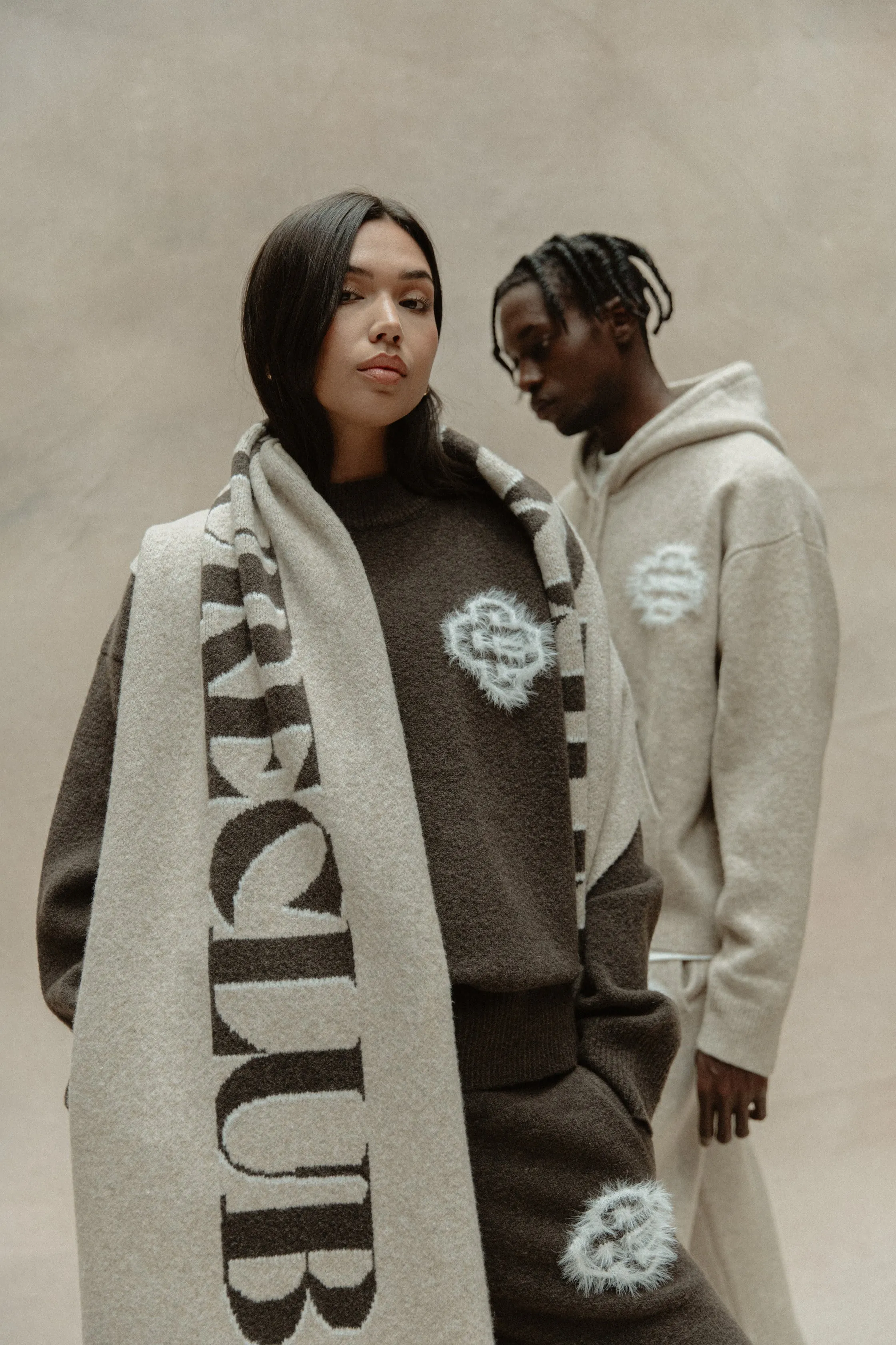 FLUFFY EMBLEM KNITTED CREW - BROWN