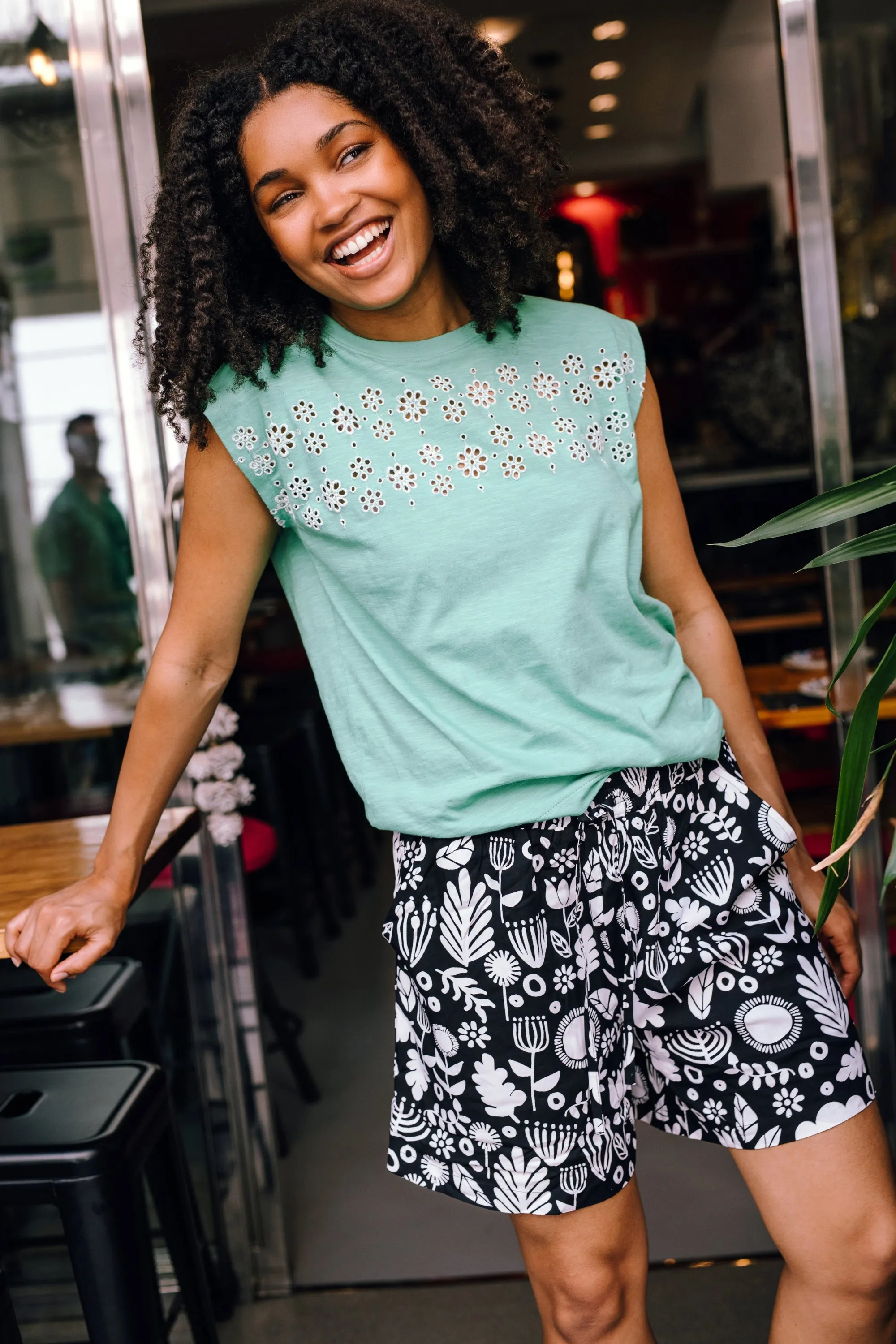Patty Shorts - Monochrome. Folk Floral