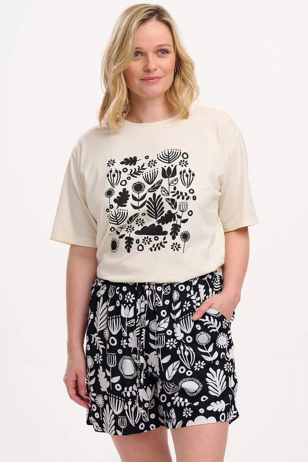 Patty Shorts - Monochrome. Folk Floral