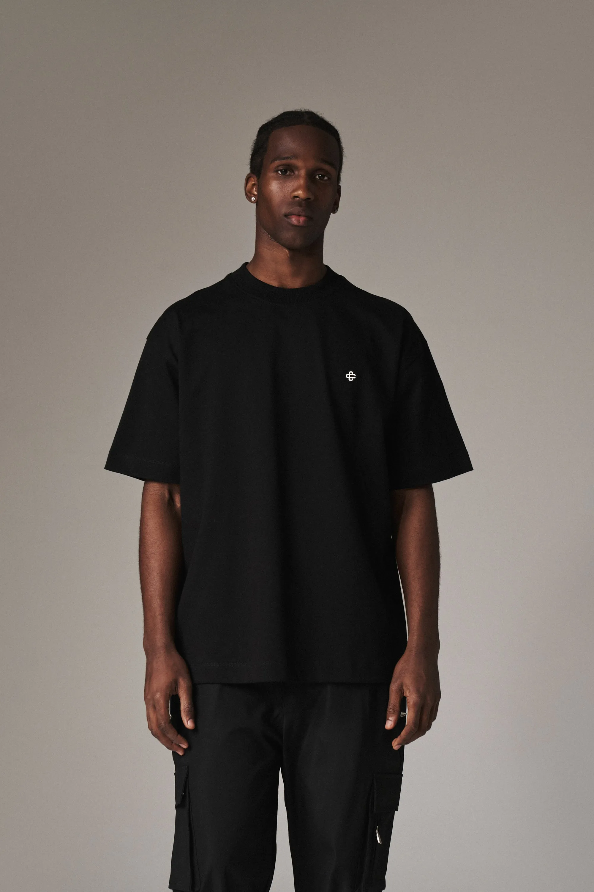 PIN BADGE HEAVYWEIGHT RELAXED T-SHIRT - BLACK