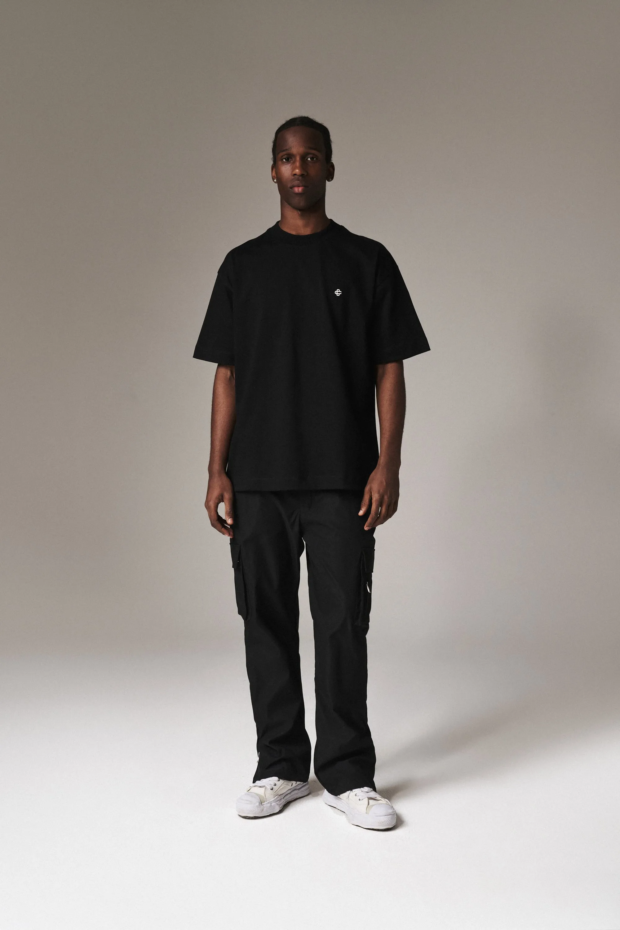 PIN BADGE HEAVYWEIGHT RELAXED T-SHIRT - BLACK