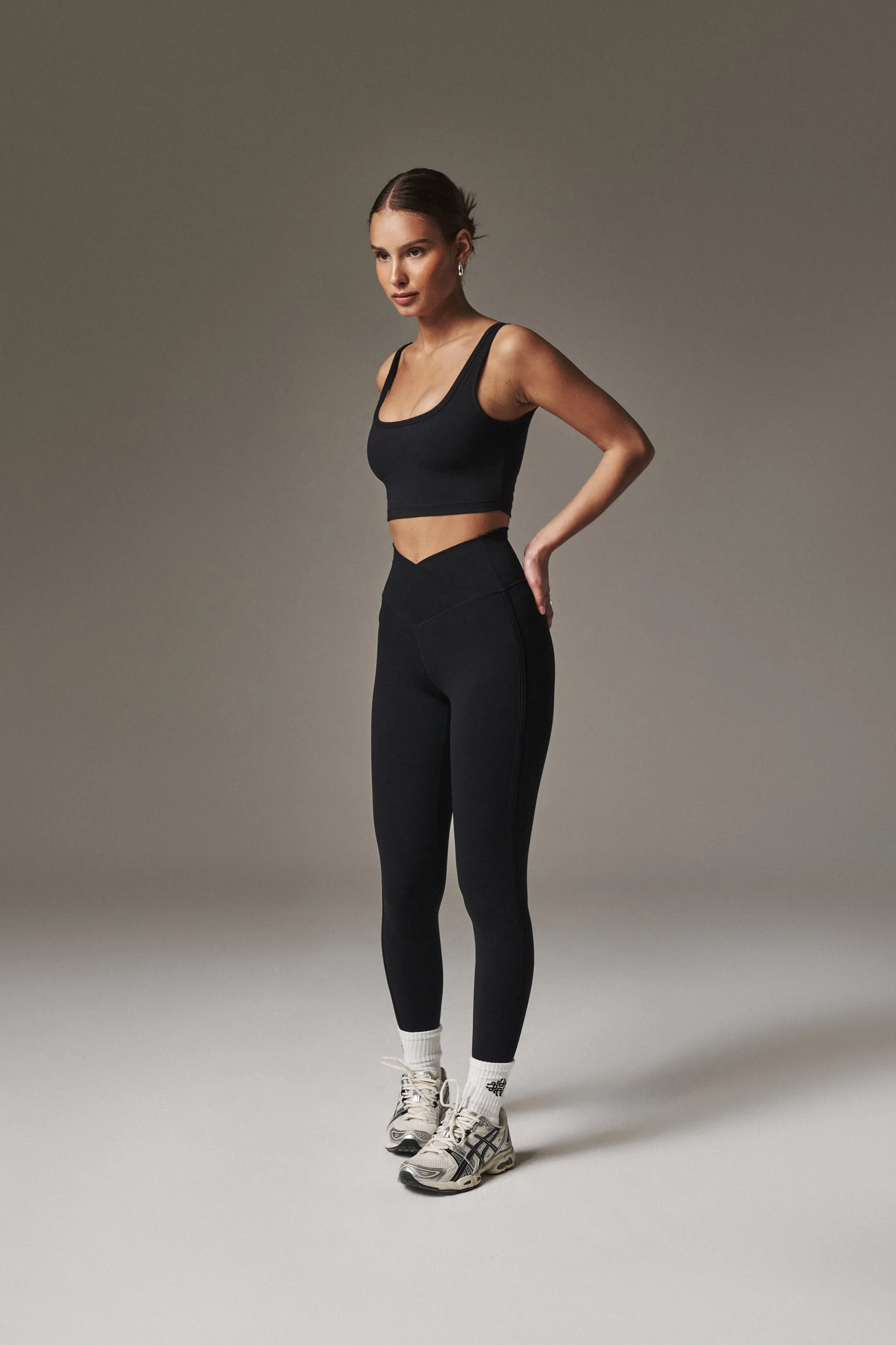 SCULPTING STRETCH EMBLEM SPORTS BRA - BLACK